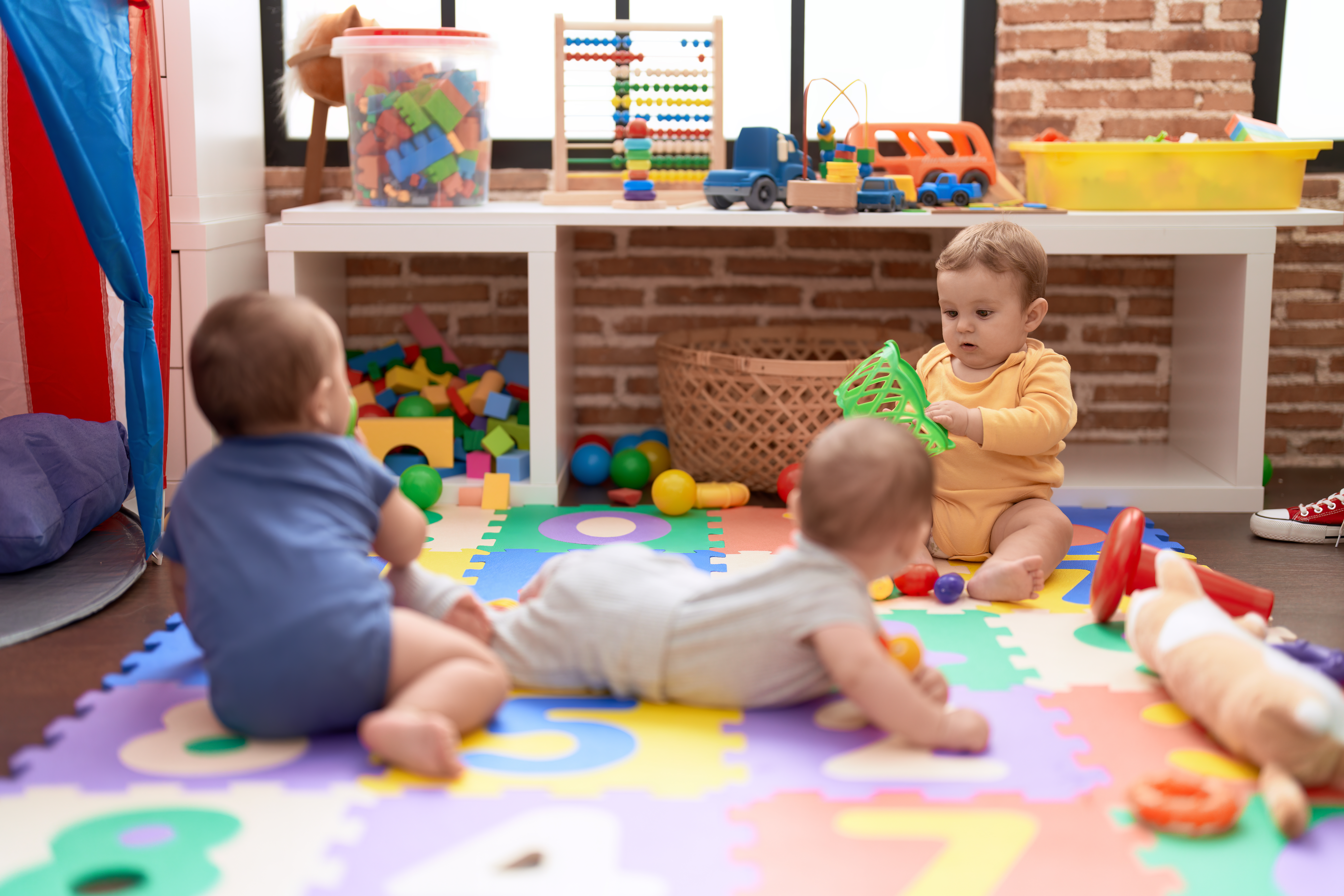 Éducatrice encadrant des enfants dans une micro-crèche en activité