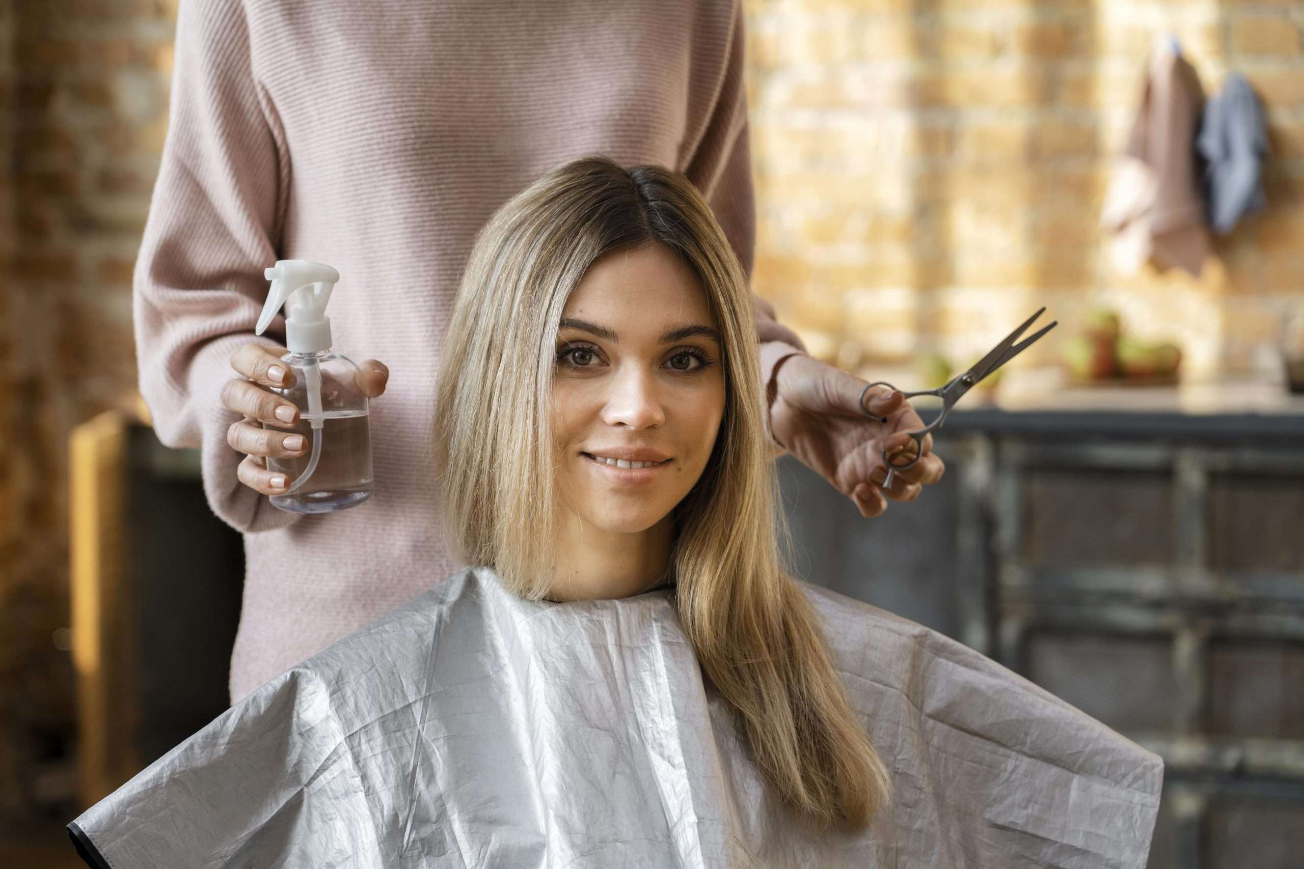 Repreneur visitant un salon de coiffure avec son expert-comptable avant la reprise
