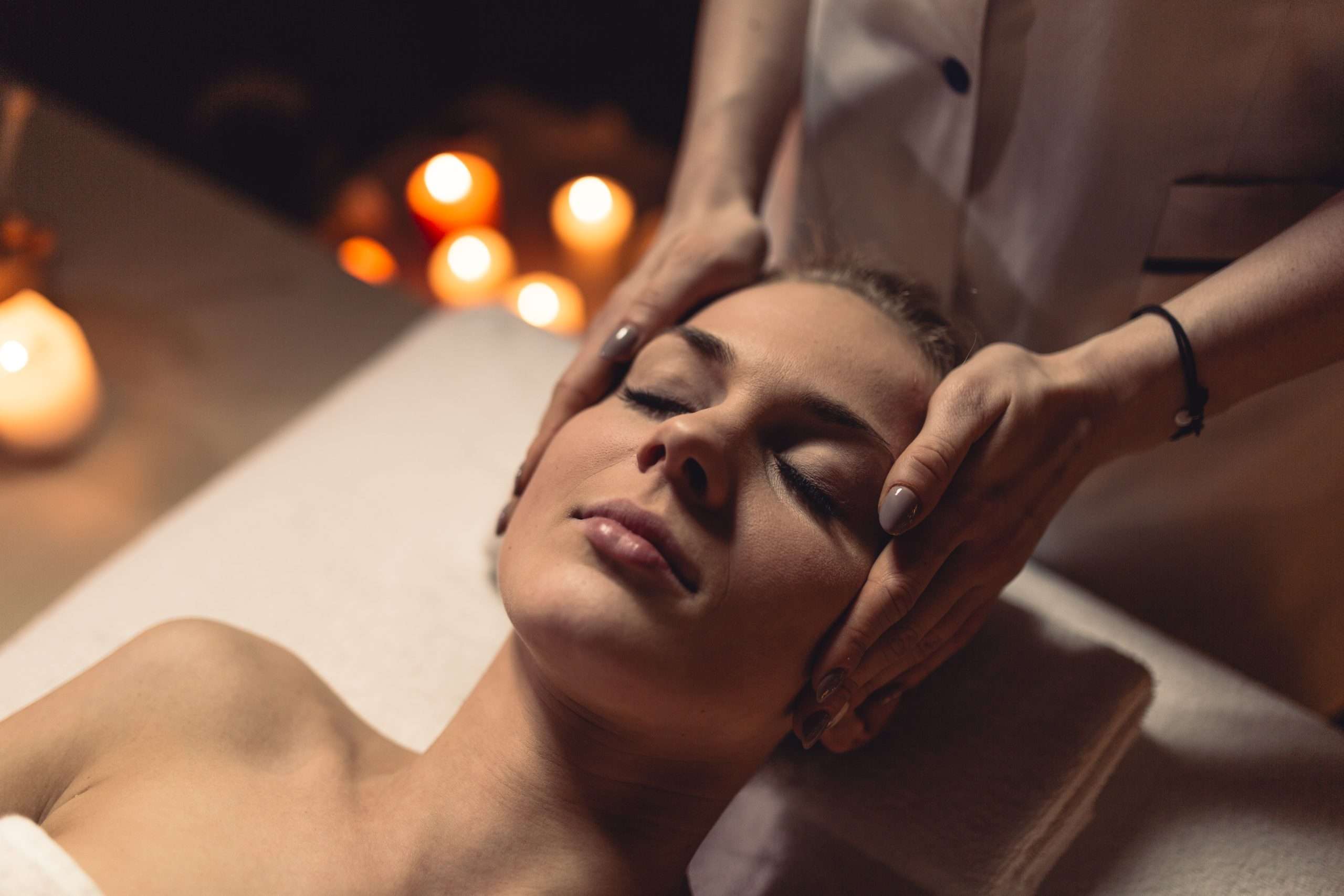 Repreneur visitant un salon de coiffure avec son expert-comptable avant la reprise